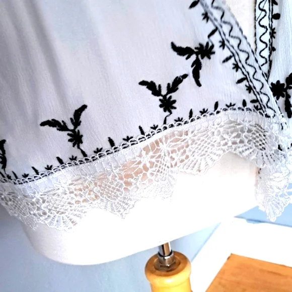 Embroidered Lace Kimono - Picture 3 of 6